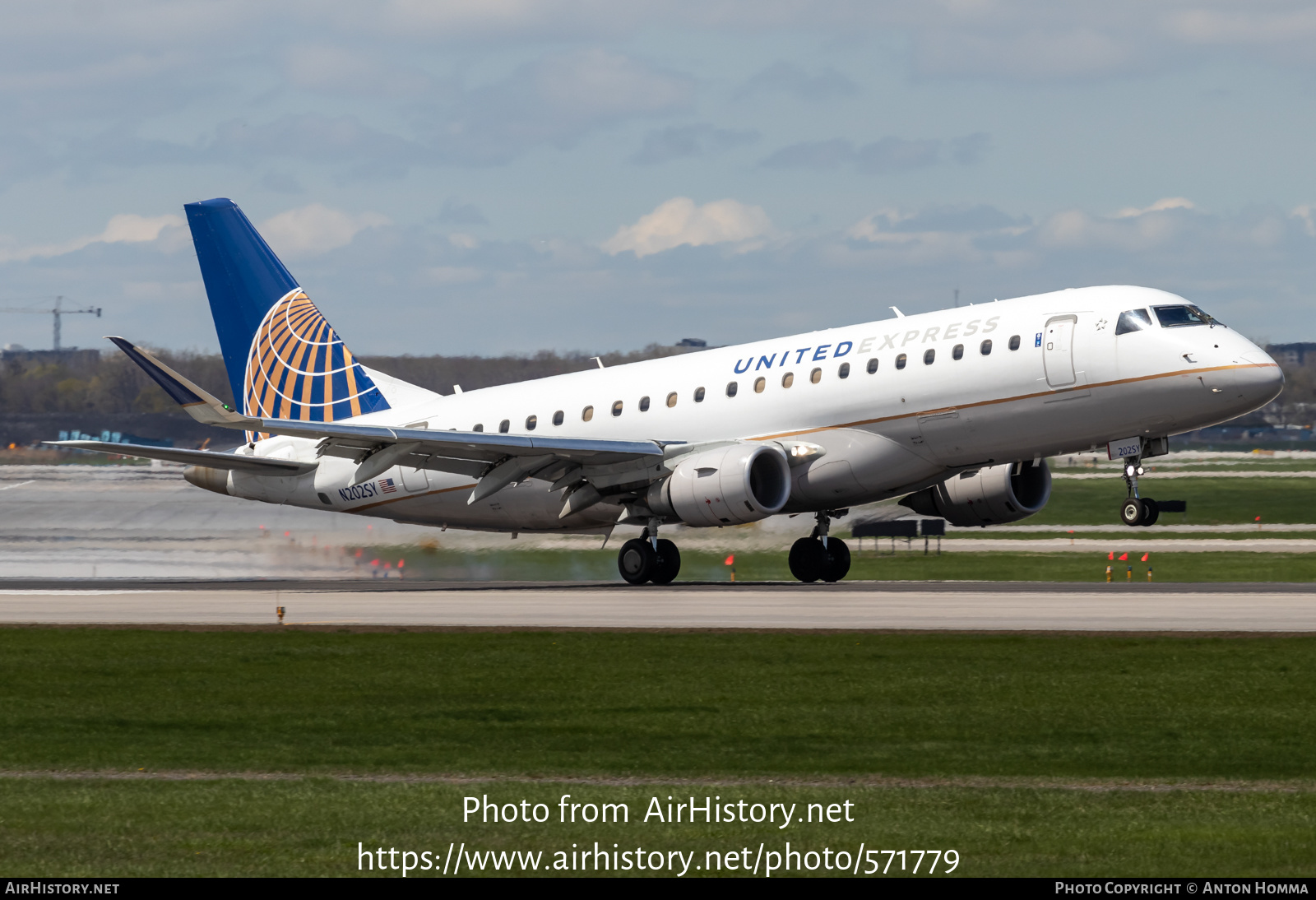 Aircraft Photo of N202SY | Embraer 175LR (ERJ-170-200LR) | United Express | AirHistory.net #571779