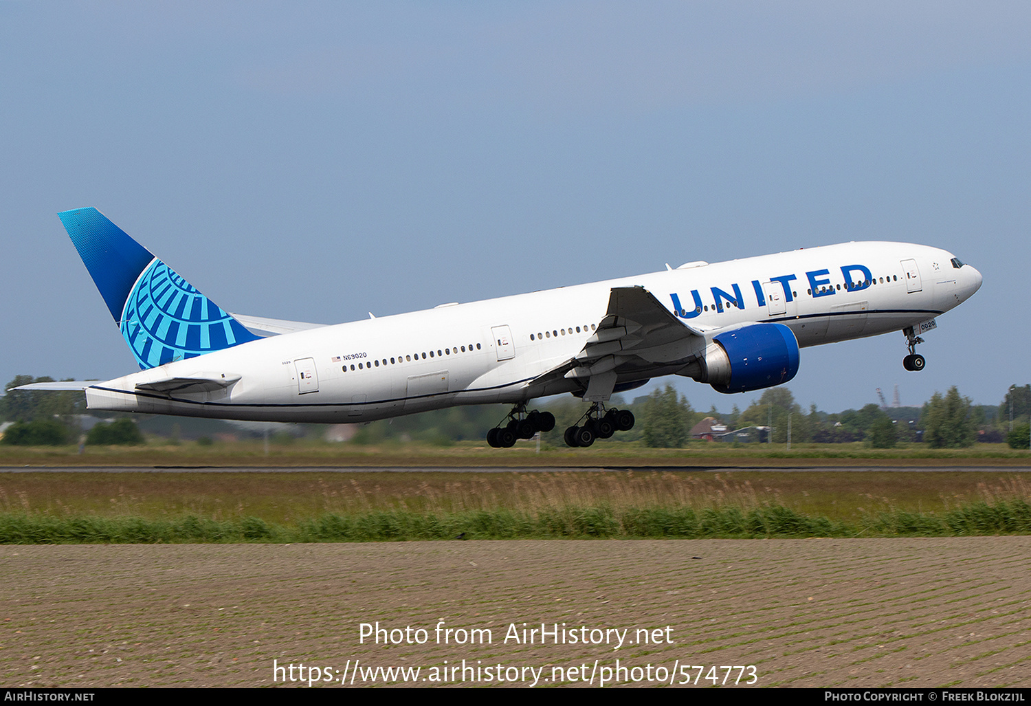 Aircraft Photo of N69020 | Boeing 777-224/ER | United Airlines | AirHistory.net #574773