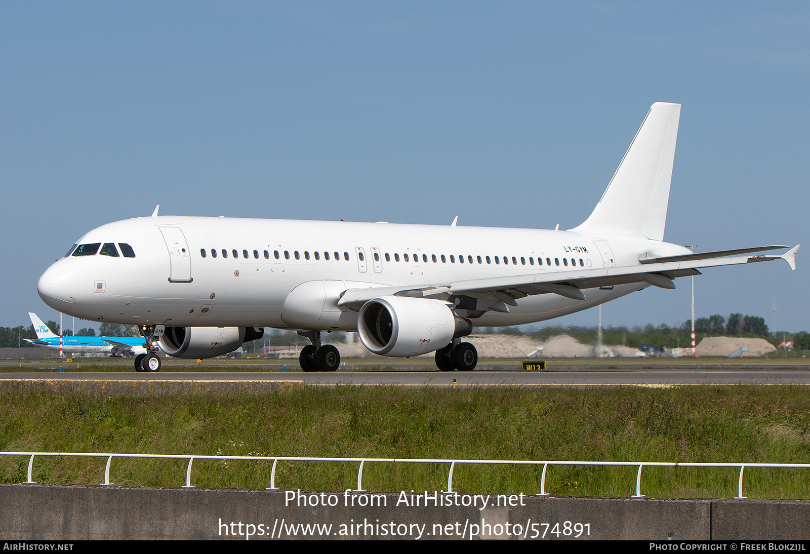 Aircraft Photo of LY-GYM | Airbus A320-214 | AirHistory.net #574891