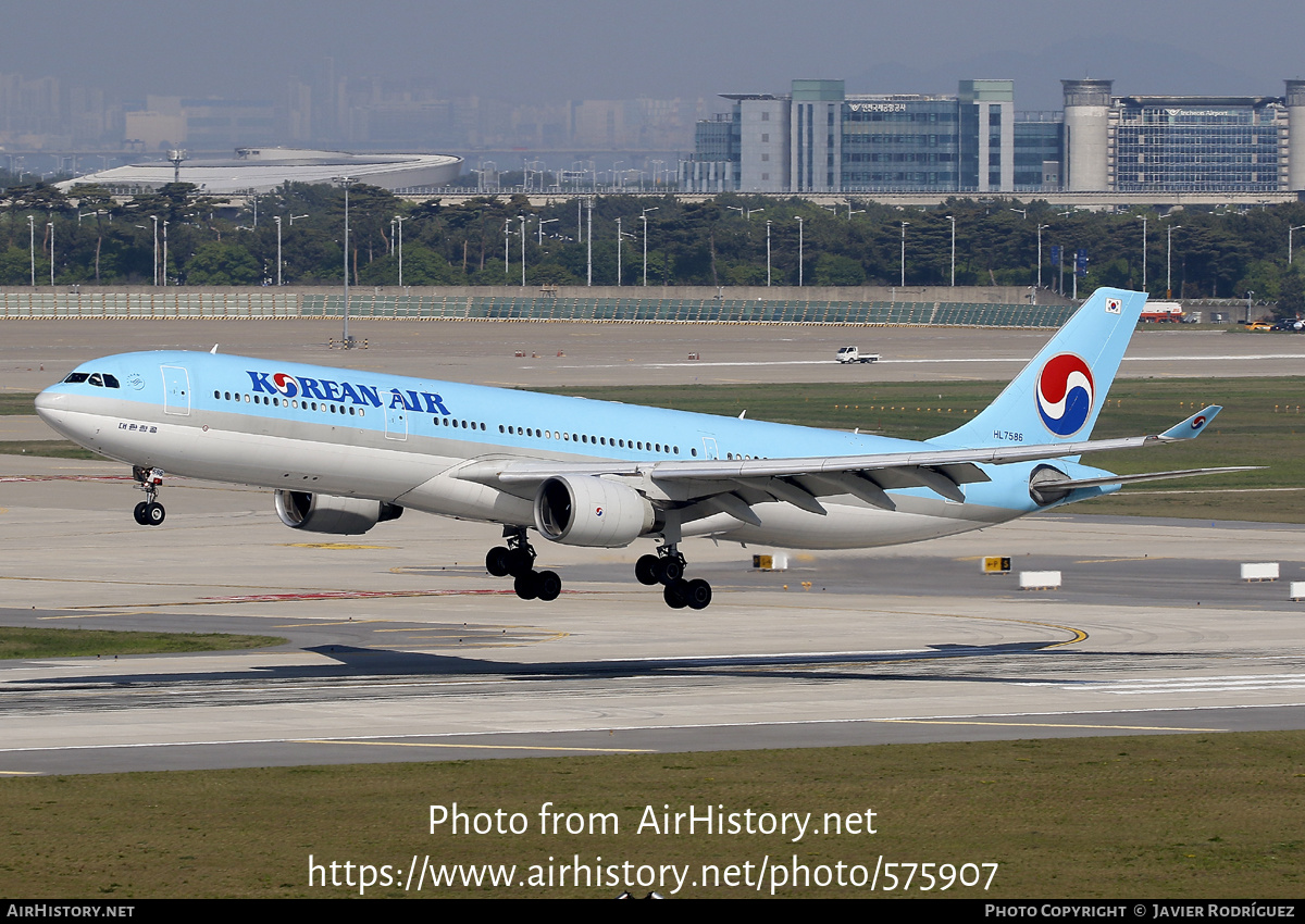 Aircraft Photo of HL7586 | Airbus A330-323 | Korean Air | AirHistory.net #575907