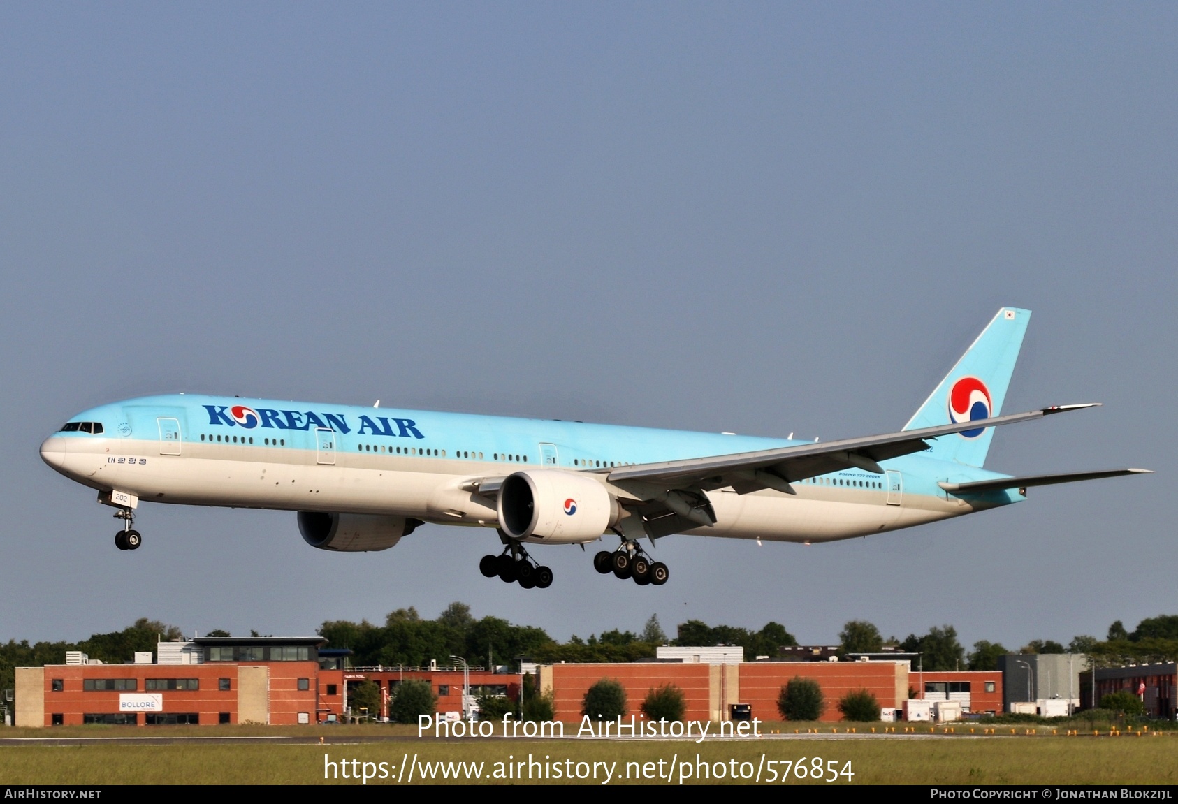 Aircraft Photo of HL7202 | Boeing 777-300/ER | Korean Air | AirHistory.net #576854