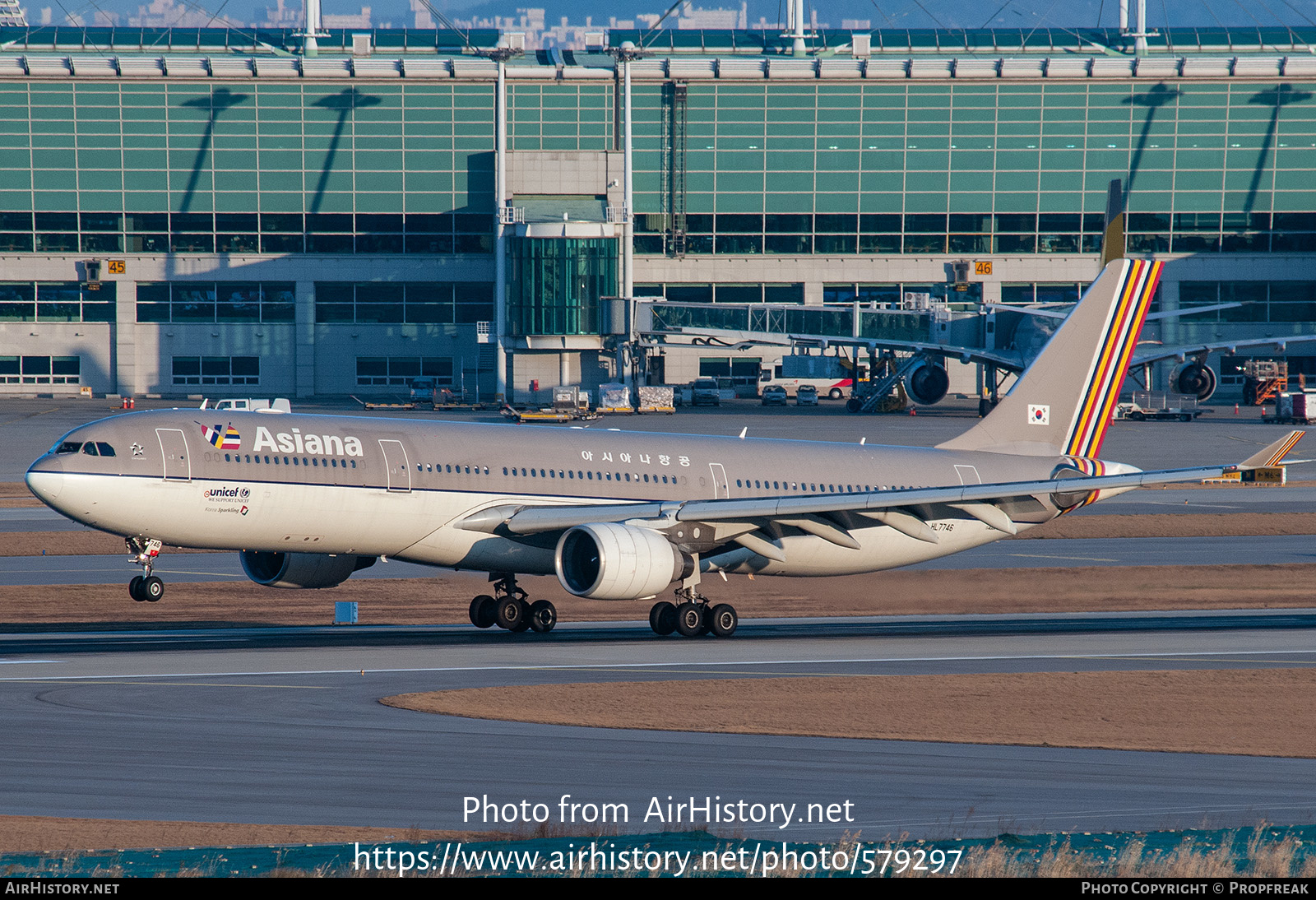 Aircraft Photo of HL7746 | Airbus A330-323E | Asiana Airlines | AirHistory.net #579297