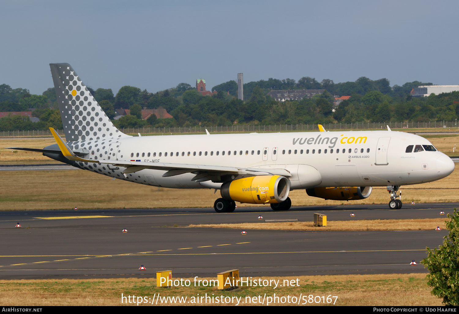 Aircraft Photo of EC-MGE | Airbus A320-232 | Vueling Airlines | AirHistory.net #580167