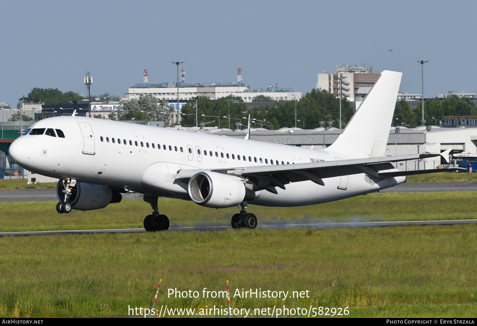 Aircraft Photo of YL-LDF | Airbus A320-214 | AirHistory.net #582926