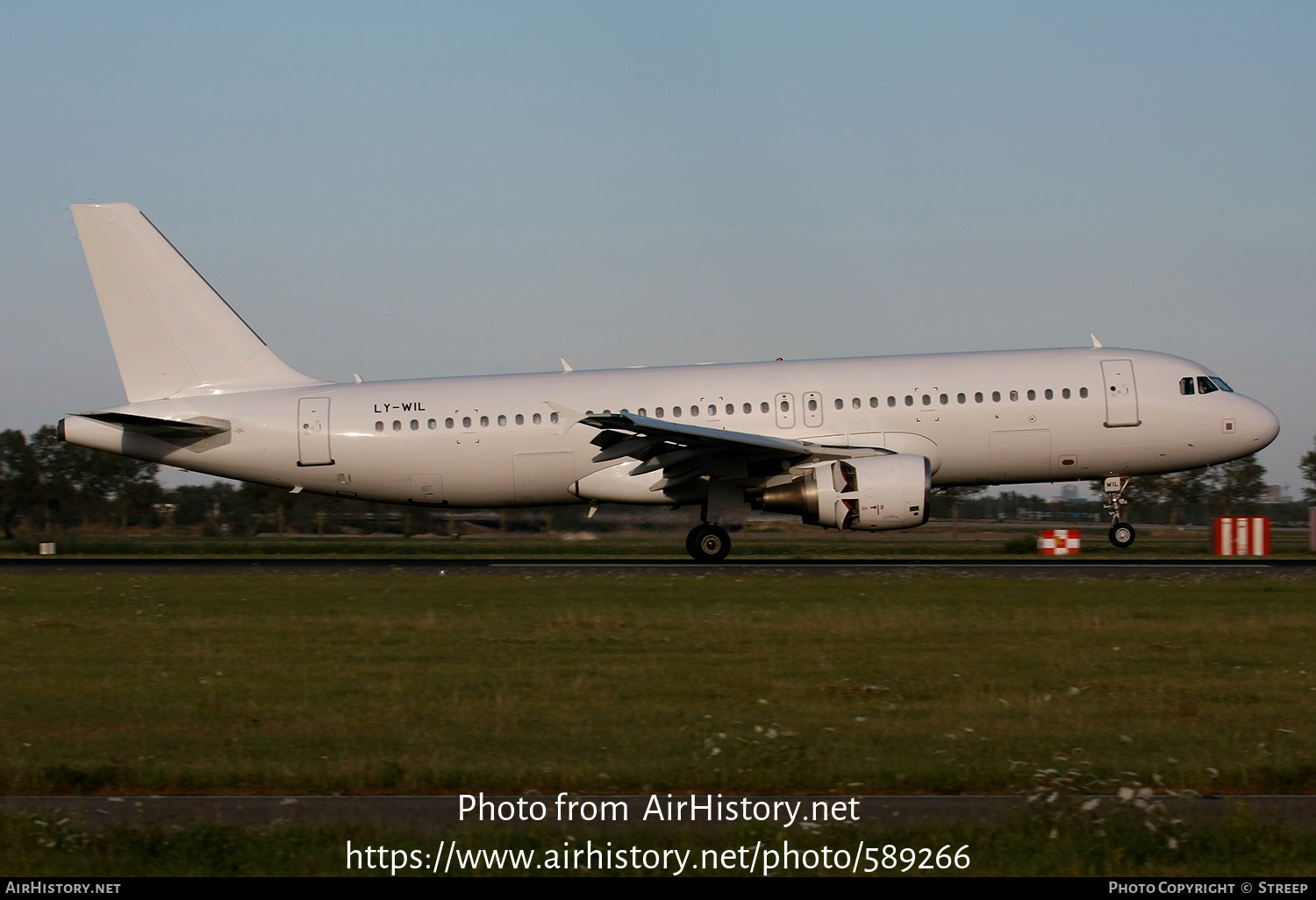 Aircraft Photo of LY-WIL | Airbus A320-214 | AirHistory.net #589266
