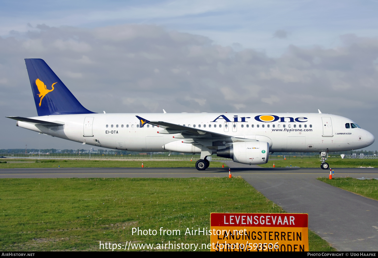 Aircraft Photo of EI-DTA | Airbus A320-216 | Air One | AirHistory.net #593506