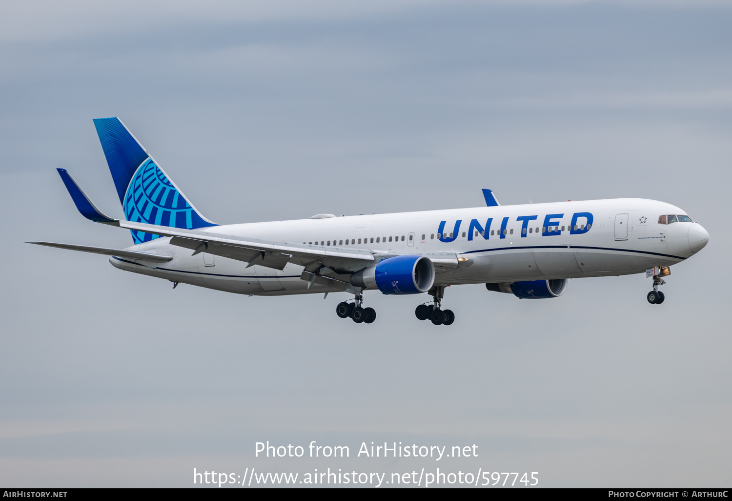 Aircraft Photo of N677UA | Boeing 767-322/ER | United Airlines | AirHistory.net #597745