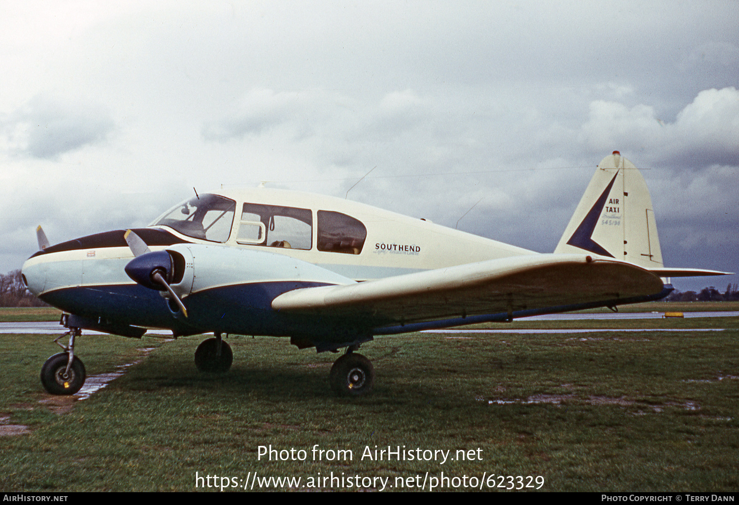 Aircraft Photo of G-AWKZ | Piper PA-23-160 Apache | Southend Light Aviation Centre | AirHistory.net #623329