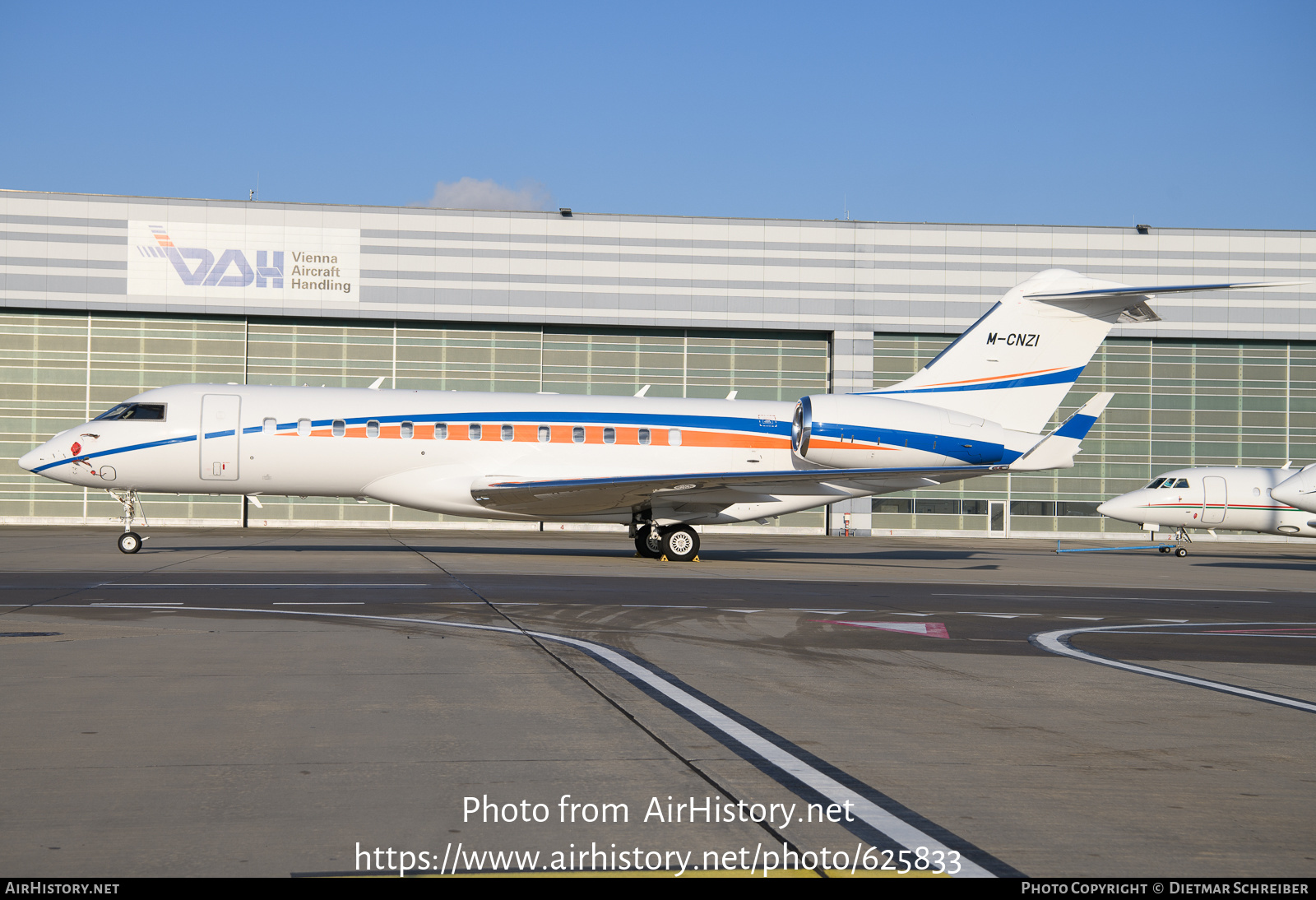 Aircraft Photo of M-CNZI | Bombardier Global 6000 (BD-700-1A10) | AirHistory.net #625833