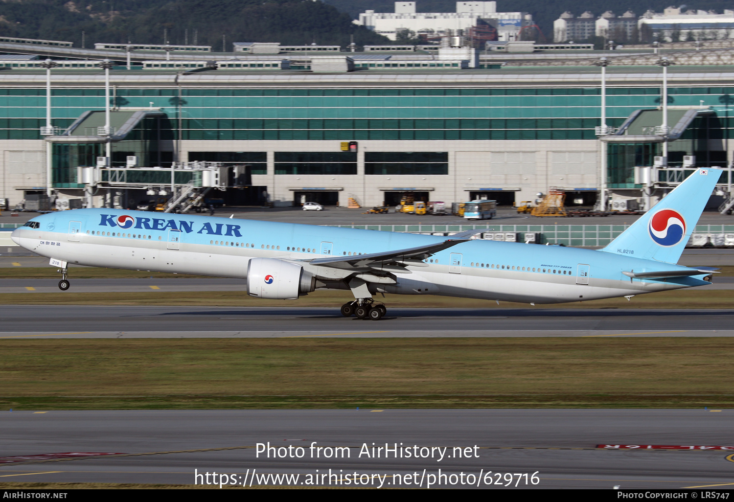 Aircraft Photo of HL8218 | Boeing 777-3B5/ER | Korean Air | AirHistory.net #629716