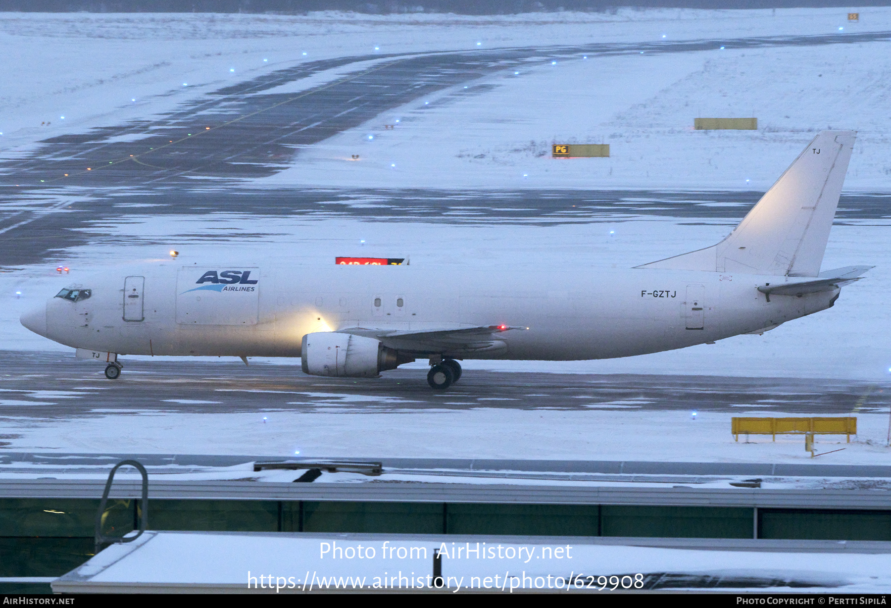 Aircraft Photo of F-GZTJ | Boeing 737-4S3(SF) | ASL Airlines | AirHistory.net #629908