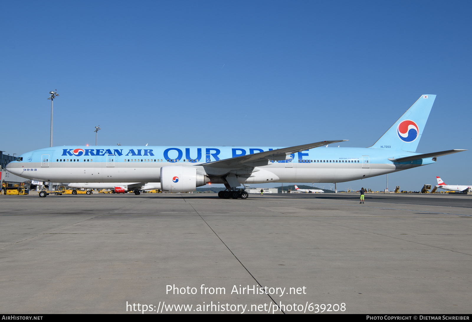 Aircraft Photo of HL7203 | Boeing 777-3B5/ER | Korean Air | AirHistory.net #639208