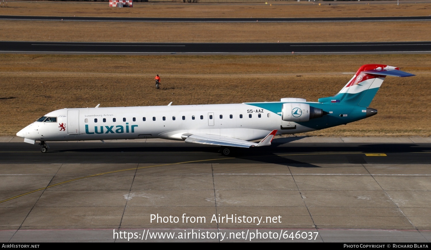 Aircraft Photo of S5-AAZ | Bombardier CRJ-701ER (CL-600-2C10) | Luxair | AirHistory.net #646037