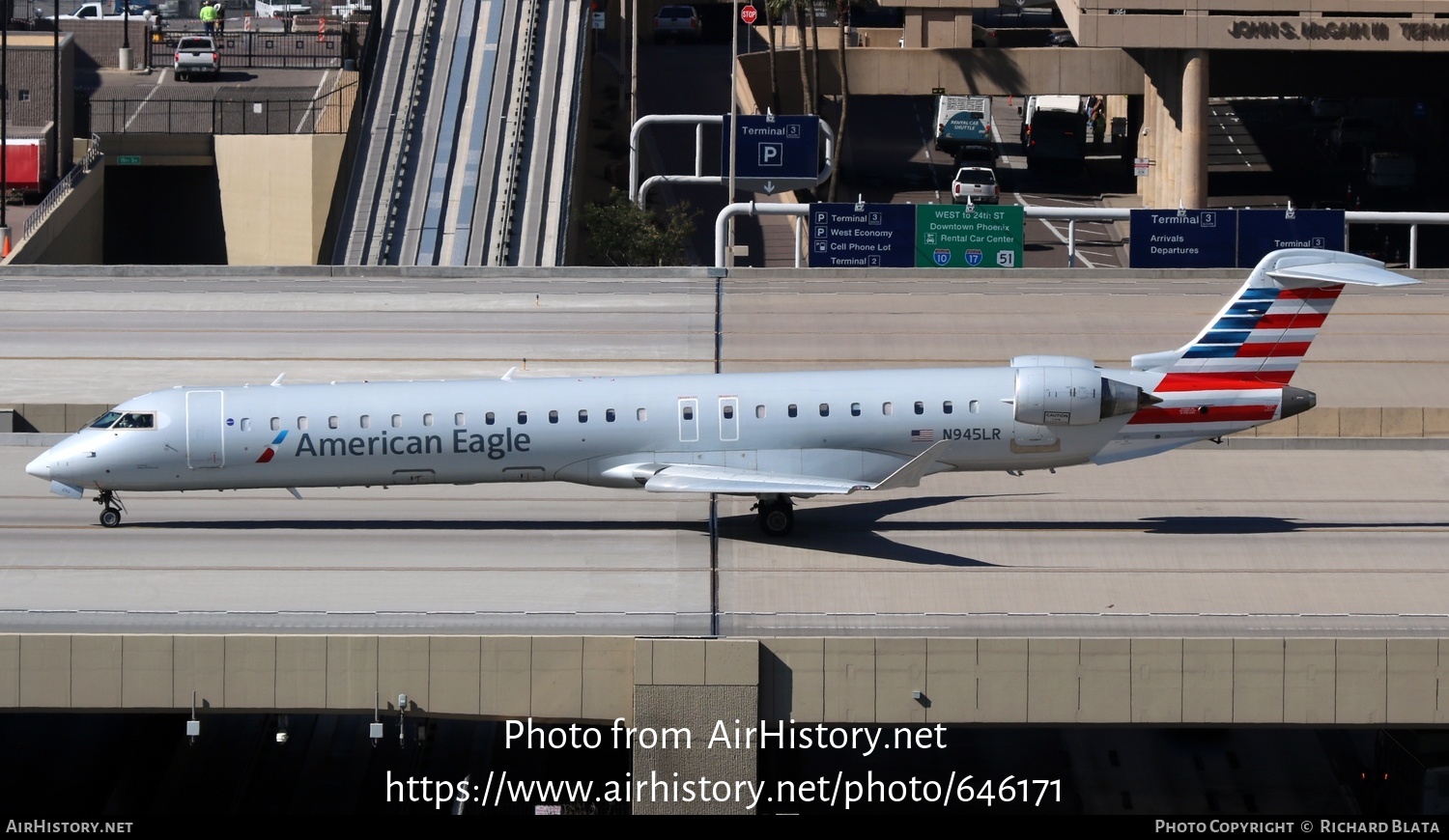 Aircraft Photo of N945LR | Bombardier CRJ-900ER (CL-600-2D24) | American Eagle | AirHistory.net #646171