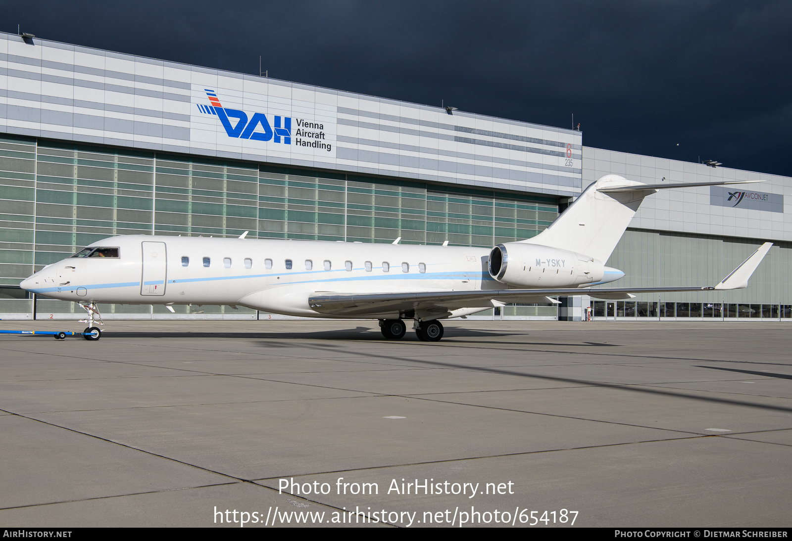 Aircraft Photo of M-YSKY | Bombardier Global Express XRS (BD-700-1A10) | AirHistory.net #654187