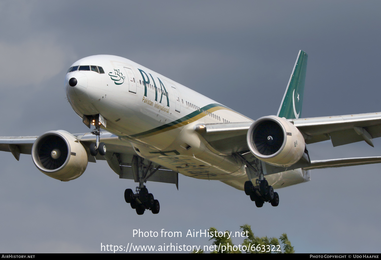 Aircraft Photo of AP-BHX | Boeing 777-240/ER | Pakistan International Airlines - PIA | AirHistory.net #663322