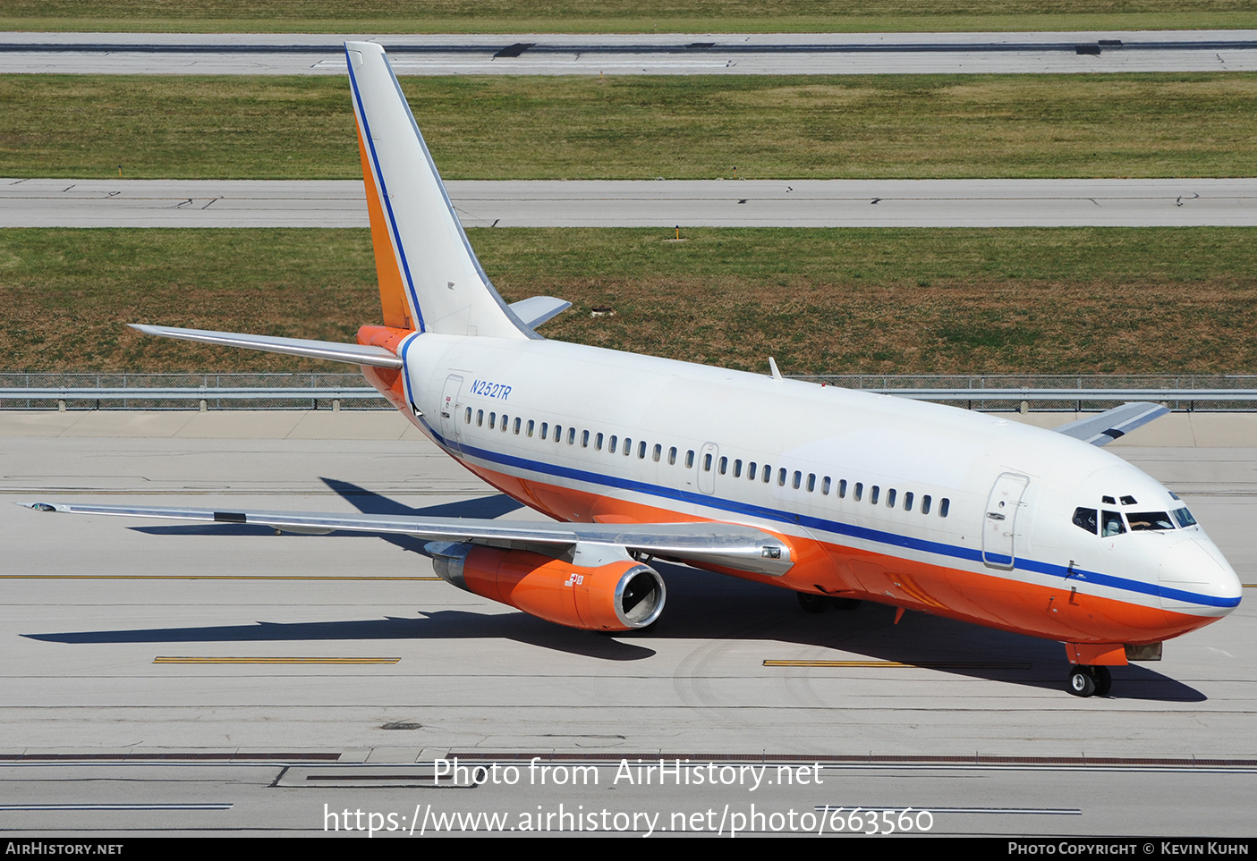 Aircraft Photo of N252TR | Boeing 737-228/Adv | AirHistory.net #663560