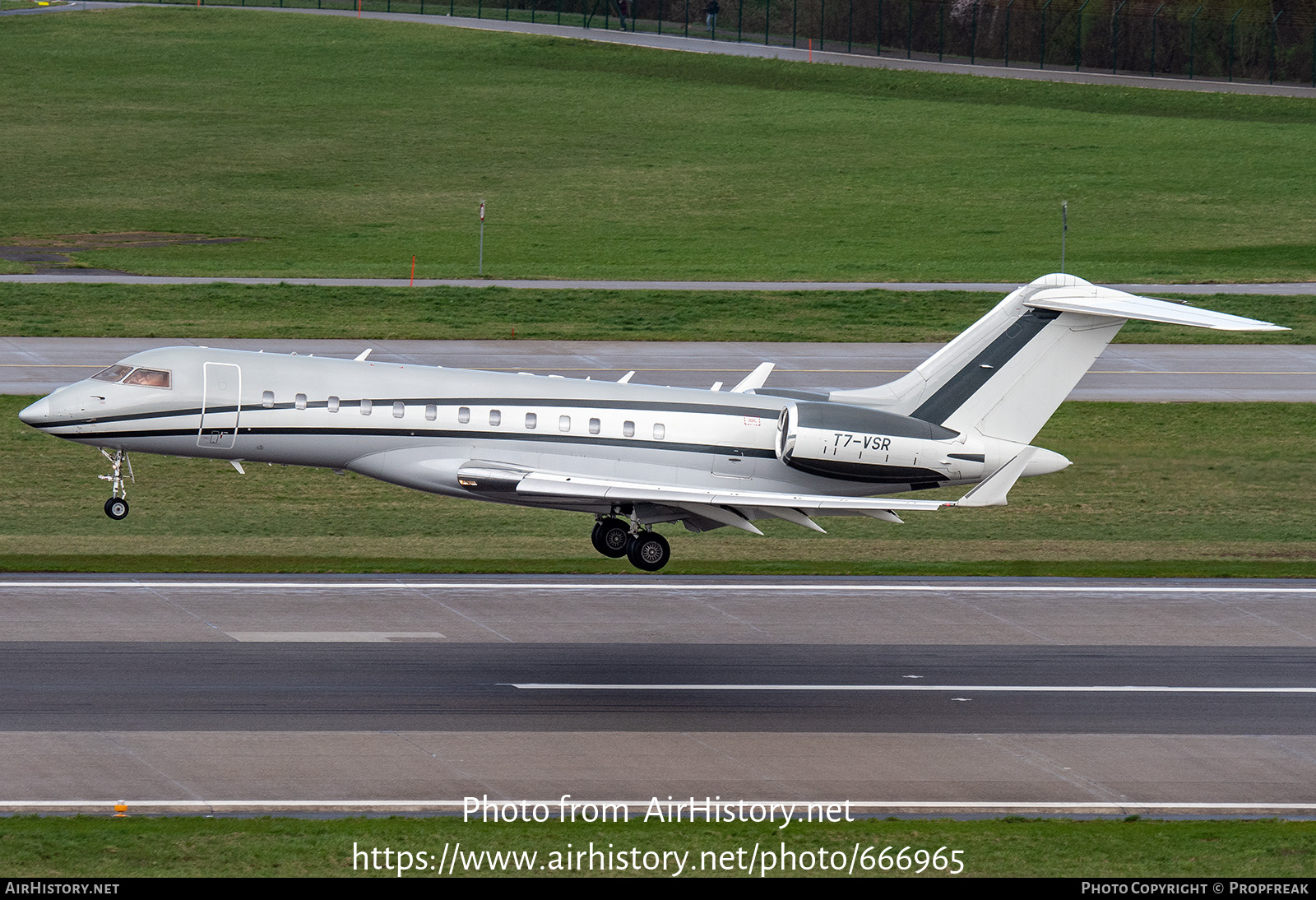 Aircraft Photo of T7-VSR | Bombardier Global Express XRS (BD-700-1A10) | AirHistory.net #666965