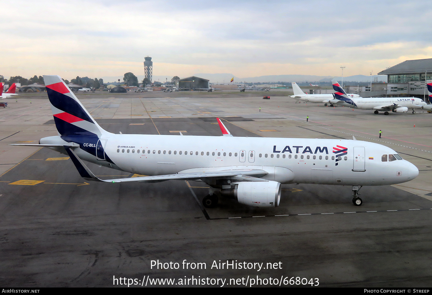 Aircraft Photo of CC-BLL | Airbus A320-214 | LATAM Airlines | AirHistory.net #668043