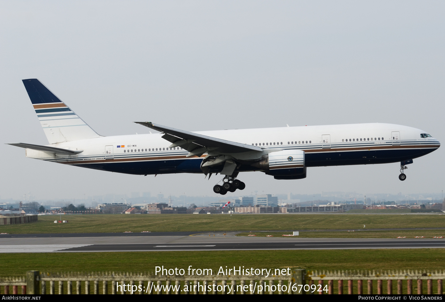 Aircraft Photo Of EC-MIA | Boeing 777-28E/ER | Privilege Style ...