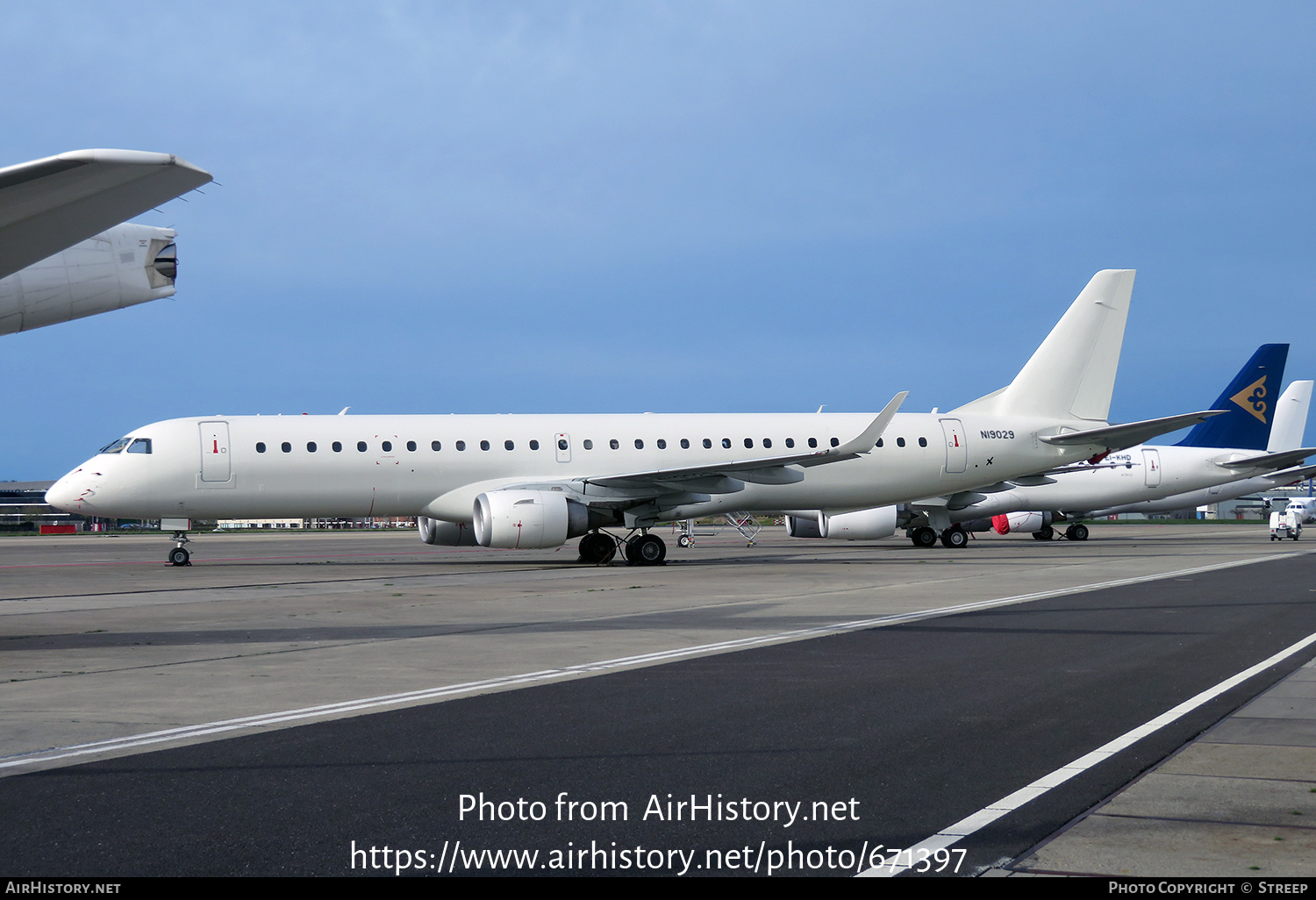 Aircraft Photo of N19029 | Embraer 195LR (ERJ-190-200LR) | AirHistory.net #671397