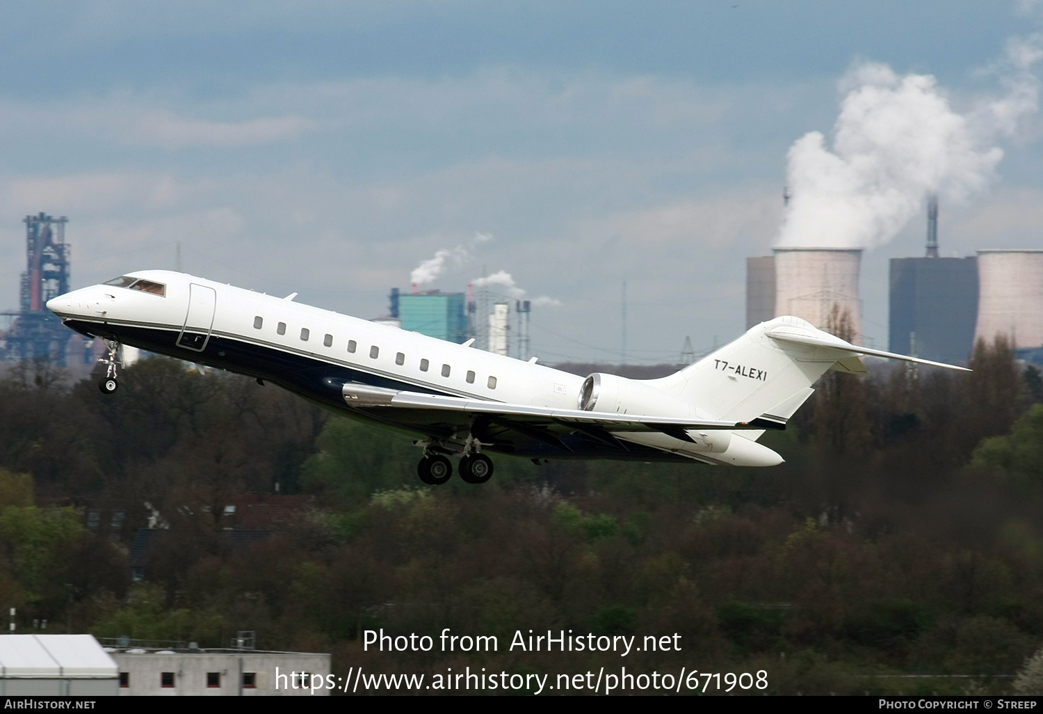 Aircraft Photo of T7-ALEX1 | Bombardier Global 5000 (BD-700-1A11) | AirHistory.net #671908