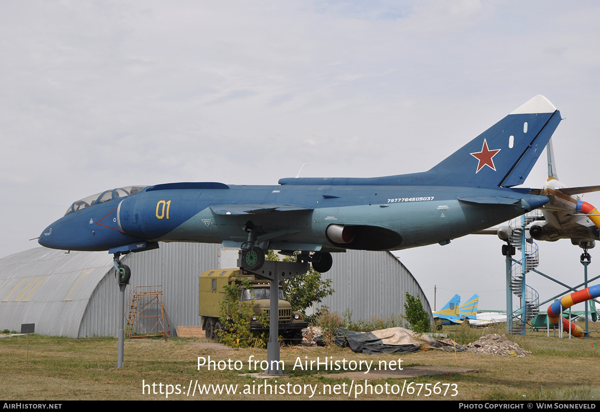 Aircraft Photo of 01 yellow | Yakovlev Yak-38U | Soviet Union - Navy | AirHistory.net #675673