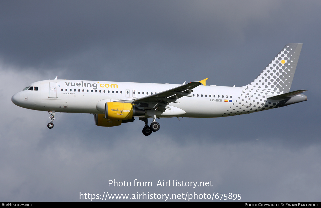 Aircraft Photo of EC-MCU | Airbus A320-214 | Vueling Airlines | AirHistory.net #675895