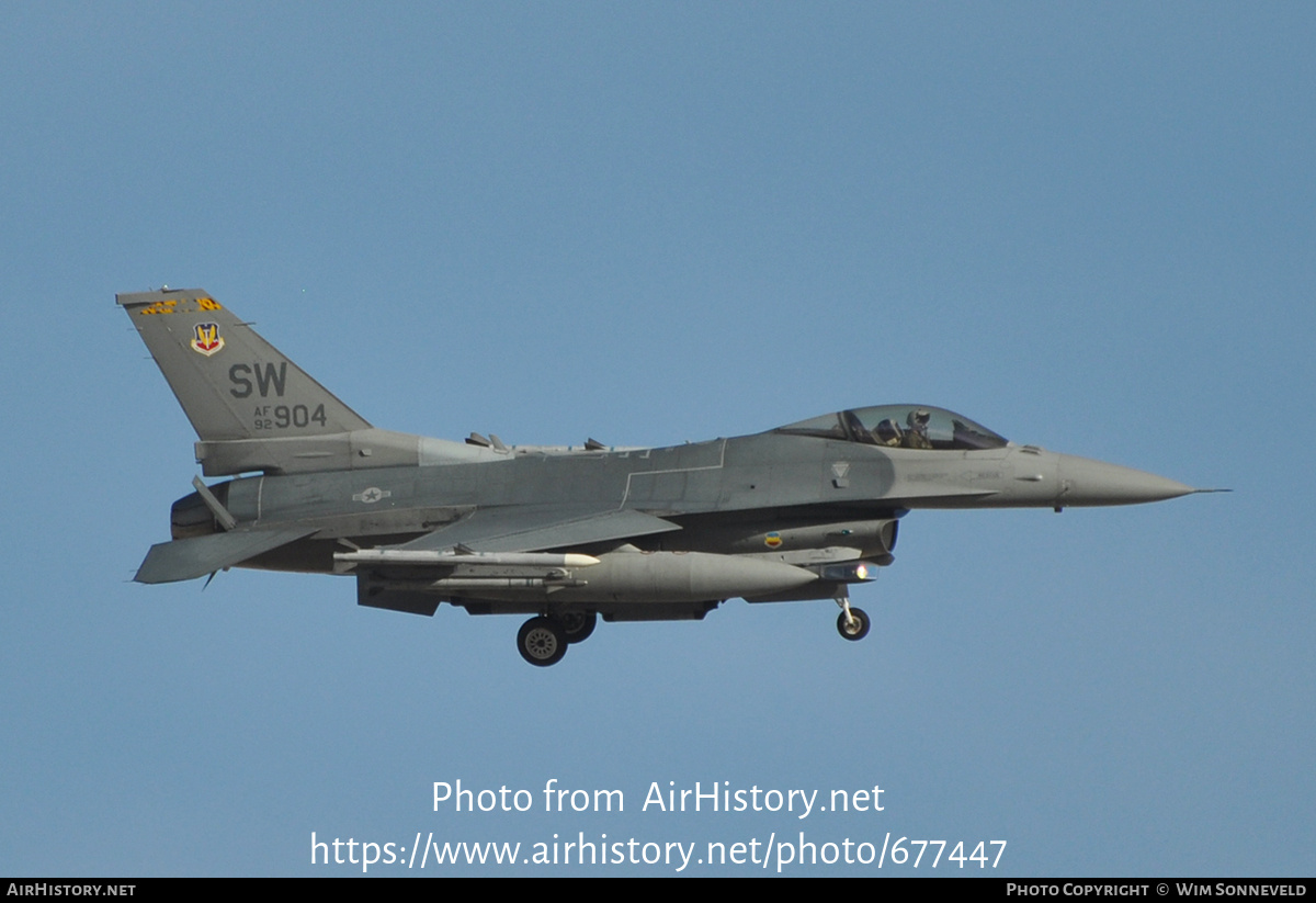 Aircraft Photo of 92-3904 / AF92-904 | General Dynamics F-16CM Fighting Falcon | USA - Air Force | AirHistory.net #677447