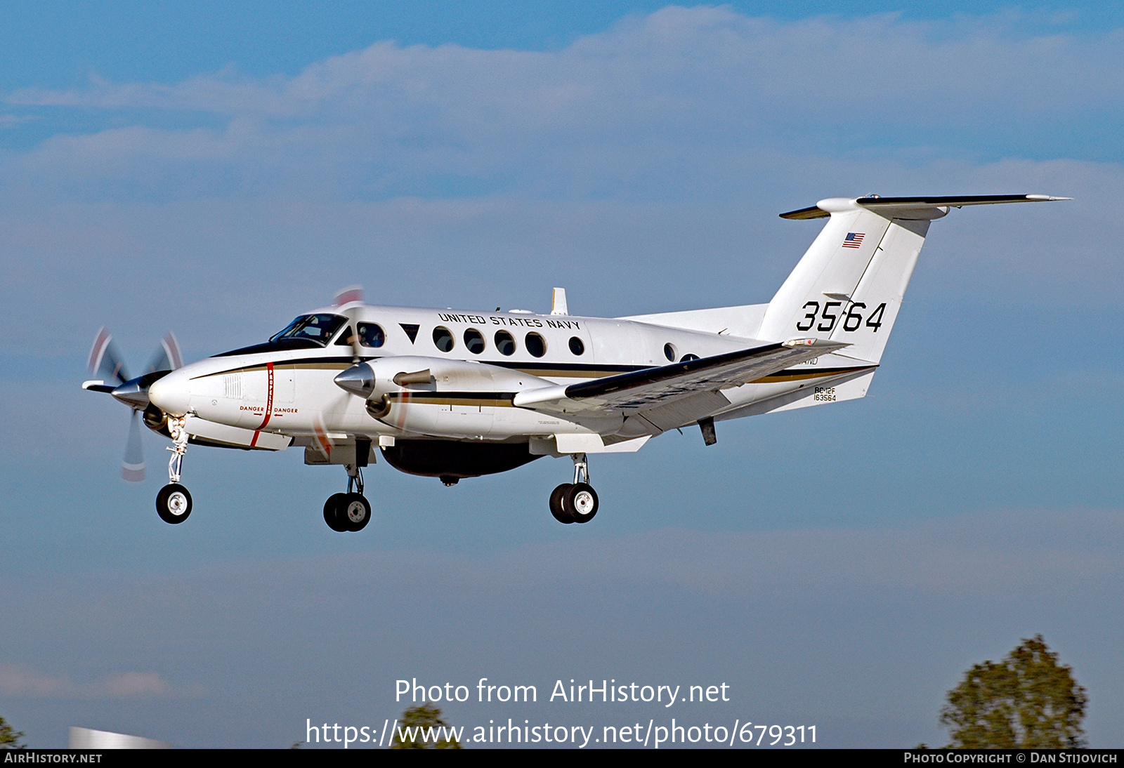 Aircraft Photo of 163564 / 3564 | Beech RC-12F Super King Air (B200C) | USA - Navy | AirHistory.net #679311