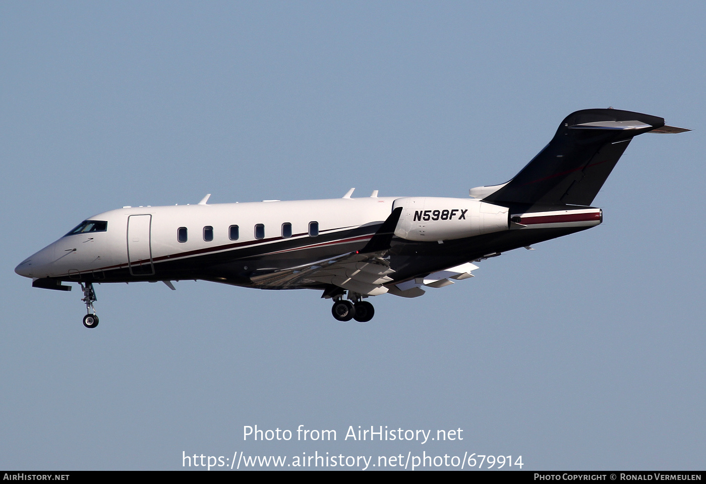 Aircraft Photo of N598FX | Bombardier Challenger 350 (BD-100-1A10) | AirHistory.net #679914