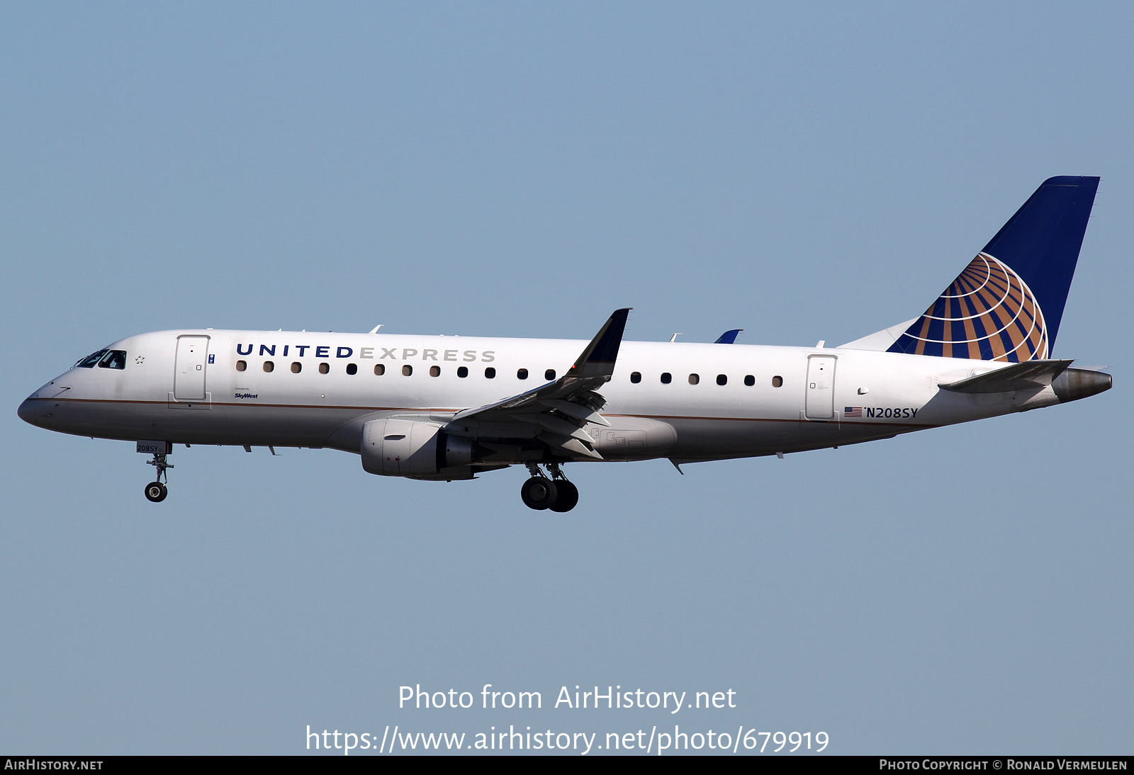 Aircraft Photo of N208SY | Embraer 175LR (ERJ-170-200LR) | United Express | AirHistory.net #679919