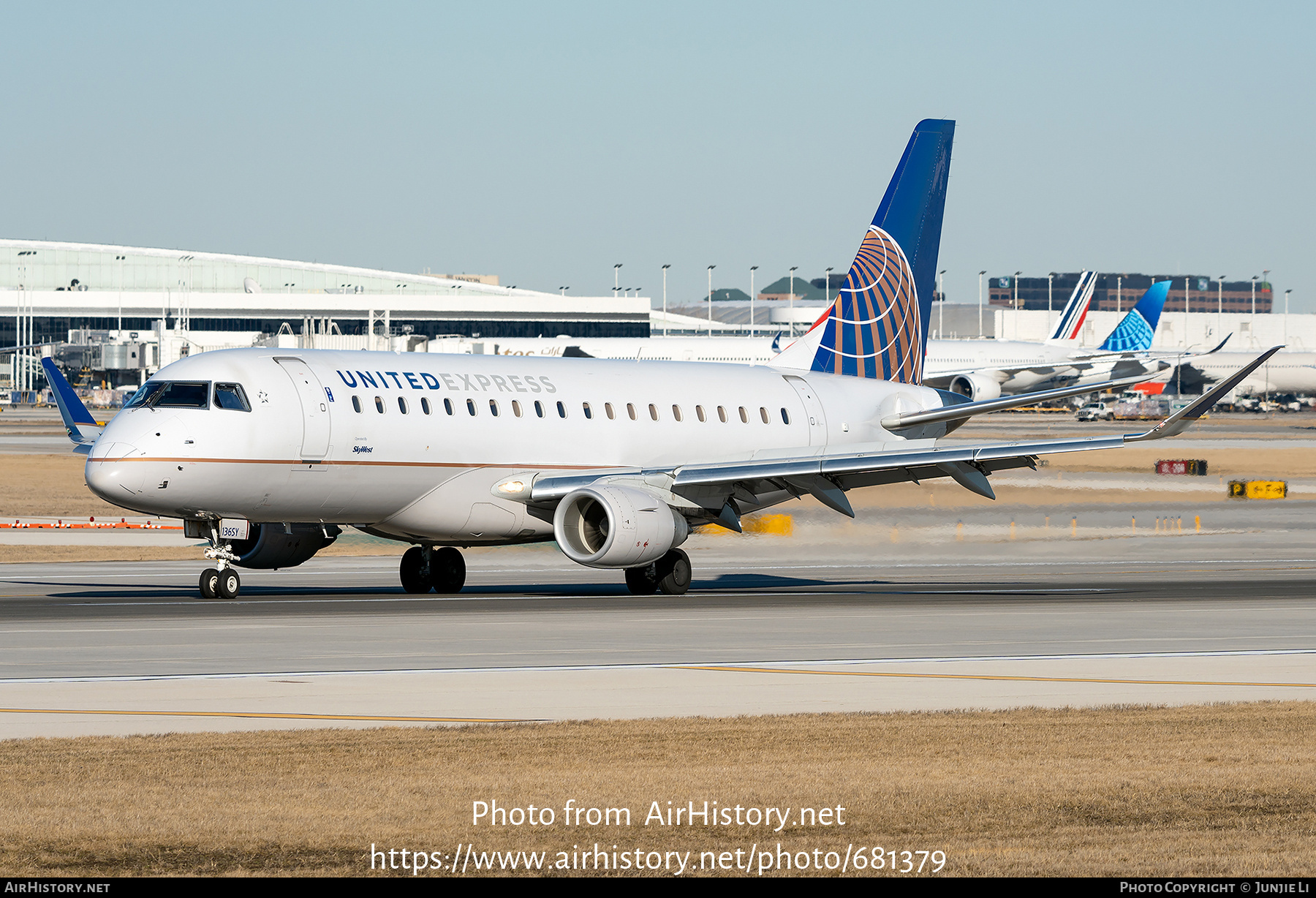 Aircraft Photo of N136SY | Embraer 175LR (ERJ-170-200LR) | United Express | AirHistory.net #681379