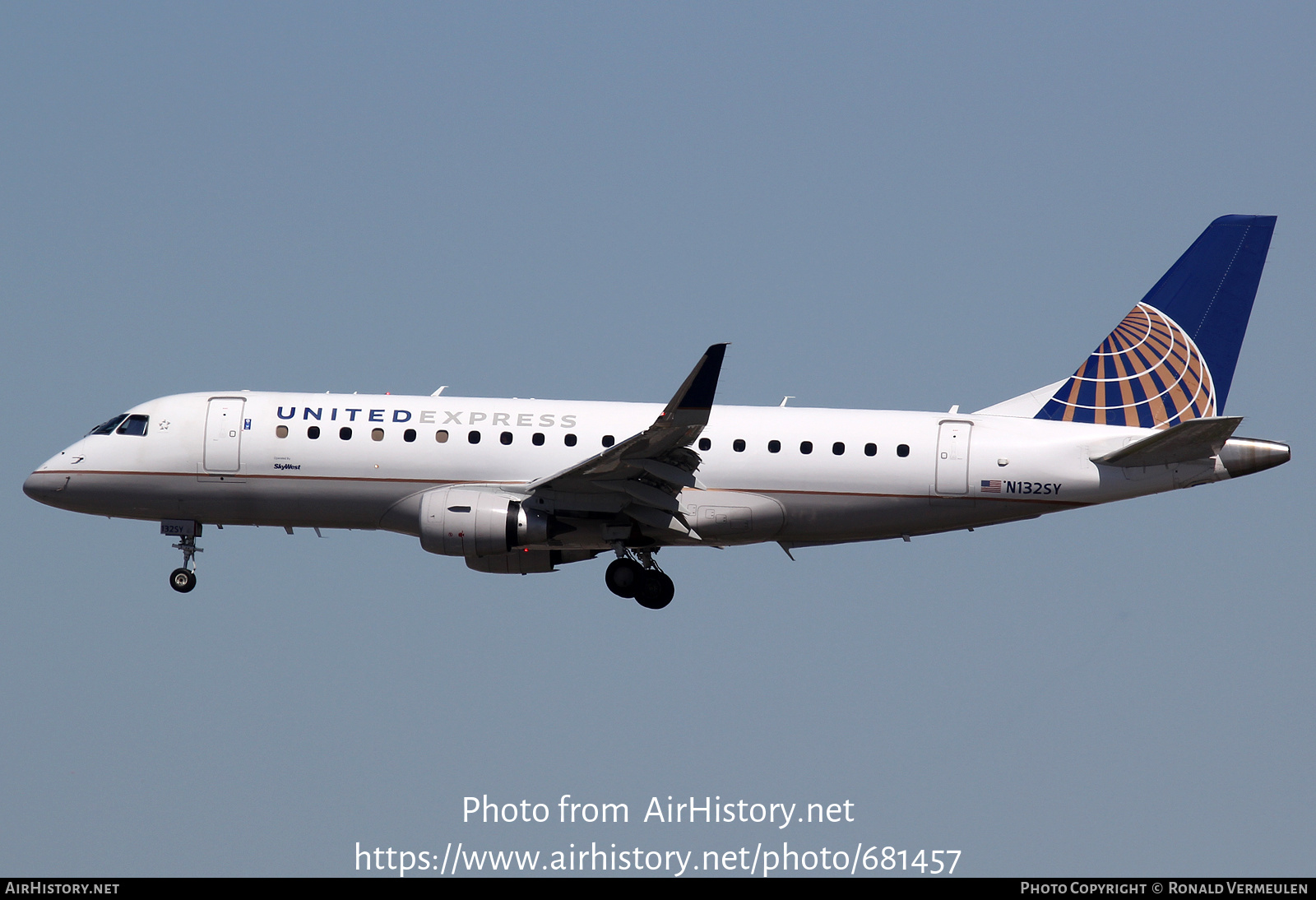 Aircraft Photo of N132SY | Embraer 175LR (ERJ-170-200LR) | United Express | AirHistory.net #681457