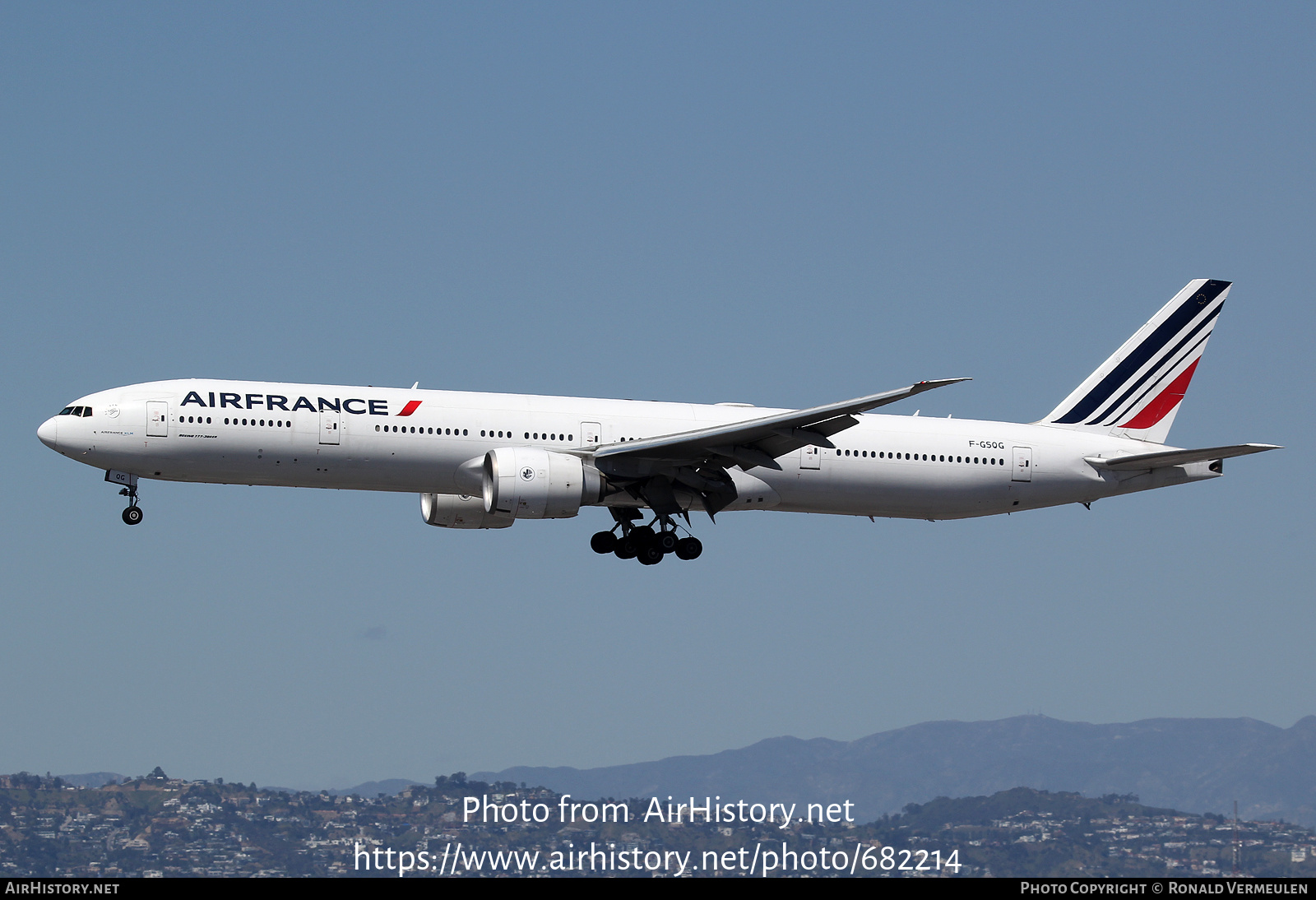 Aircraft Photo of F-GSQG | Boeing 777-328/ER | Air France | AirHistory.net #682214