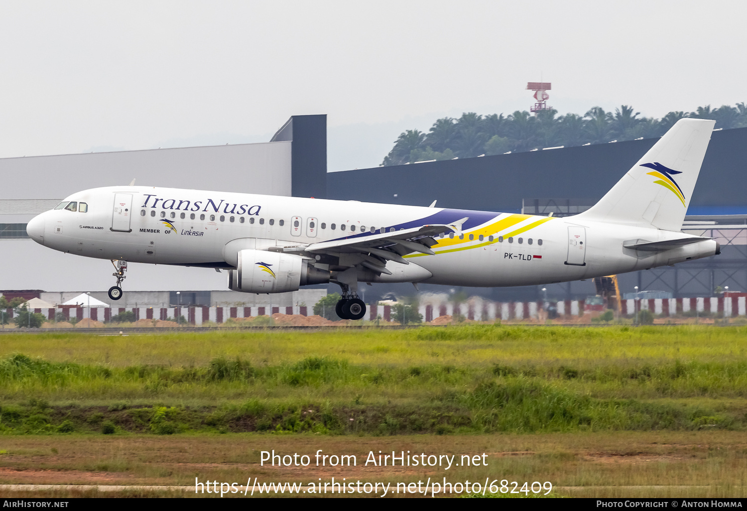 Aircraft Photo of PK-TLD | Airbus A320-214 | TransNusa Aviation | AirHistory.net #682409