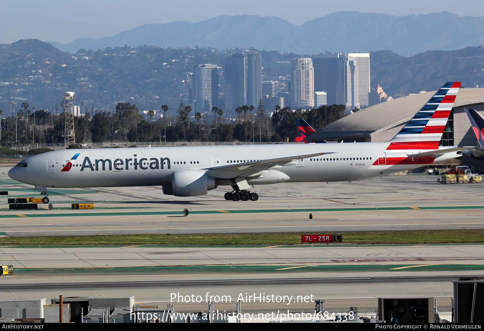 Aircraft Photo of N725AN | Boeing 777-323/ER | American Airlines | AirHistory.net #684338