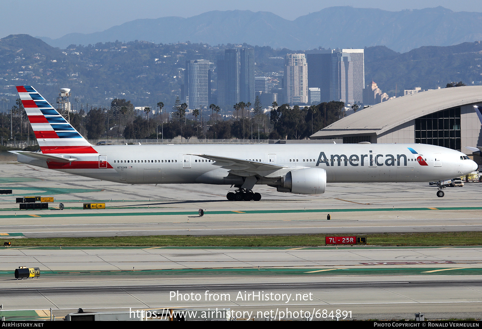 Aircraft Photo of N732AN | Boeing 777-323/ER | American Airlines | AirHistory.net #684891