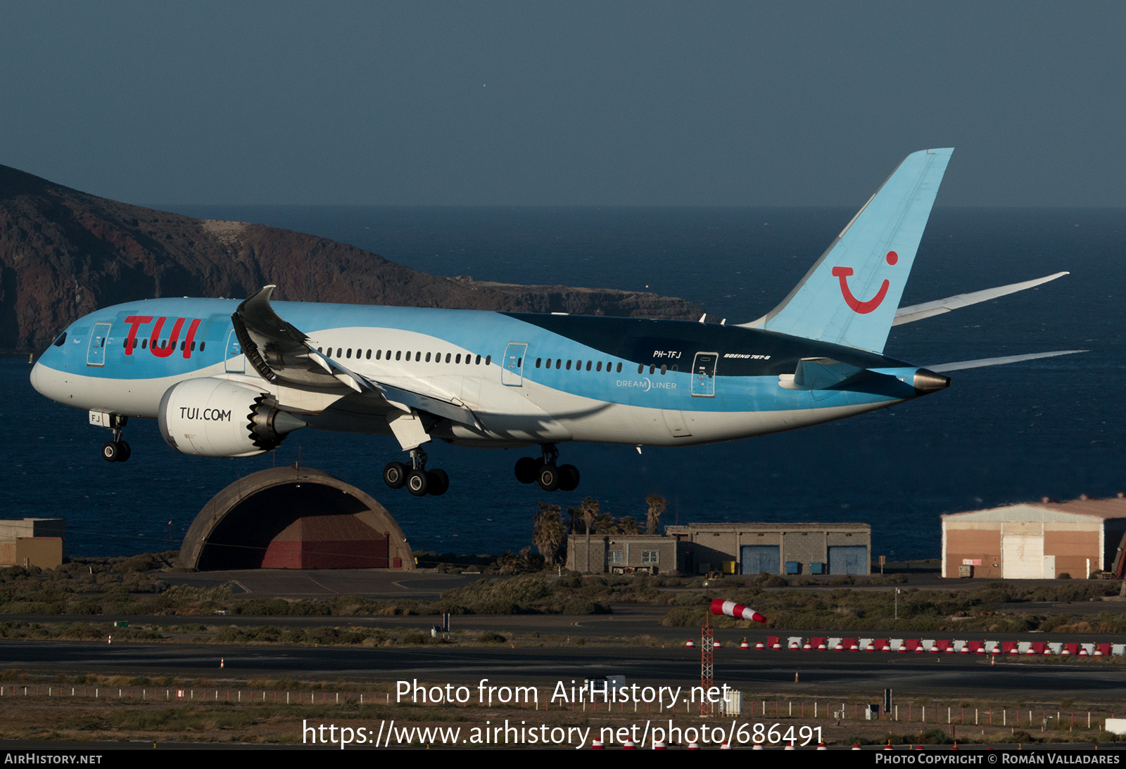 Aircraft Photo of PH-TFJ | Boeing 787-8 Dreamliner | TUI | AirHistory.net #686491