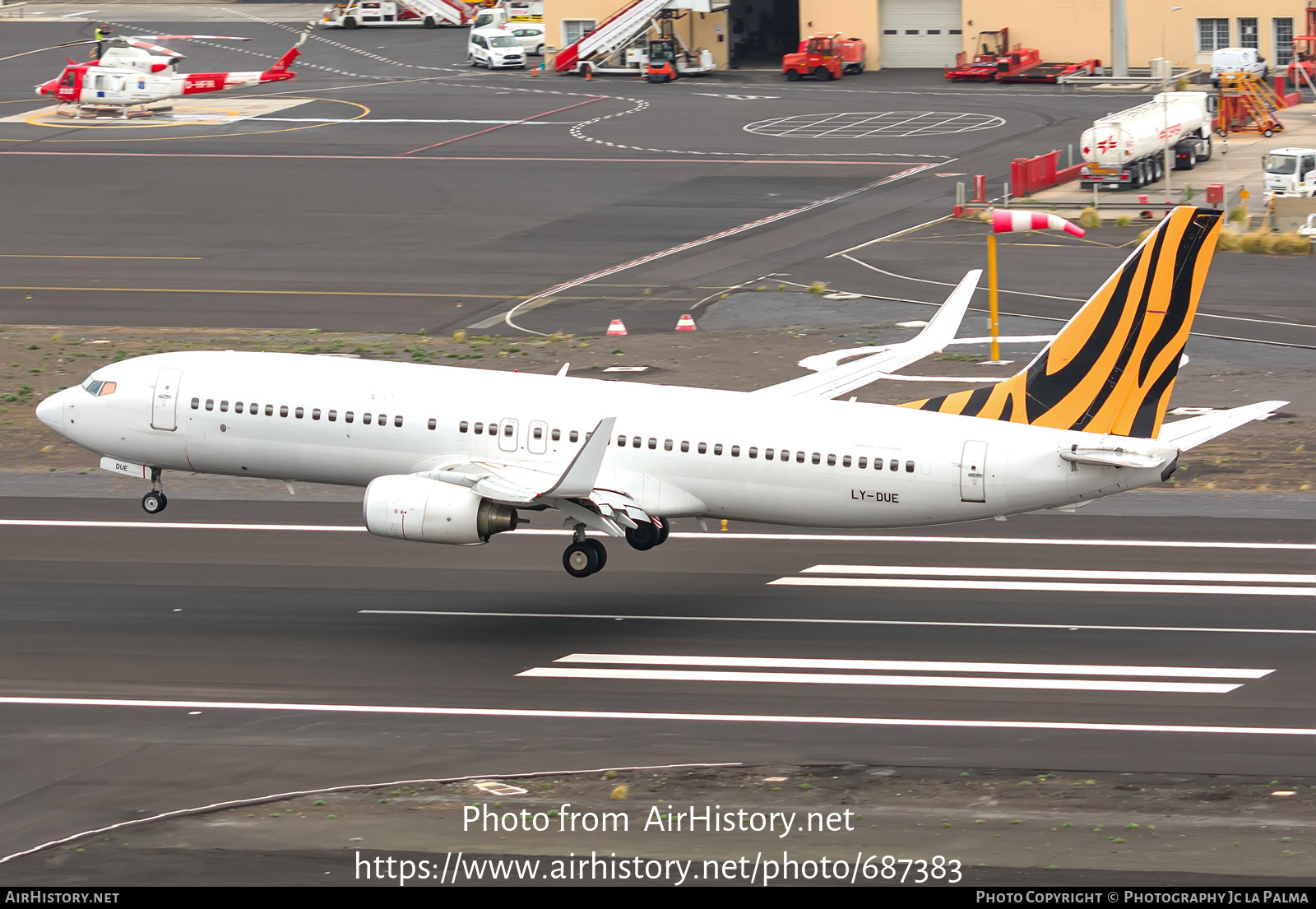 Aircraft Photo of LY-DUE | Boeing 737-8FE | AirHistory.net #687383