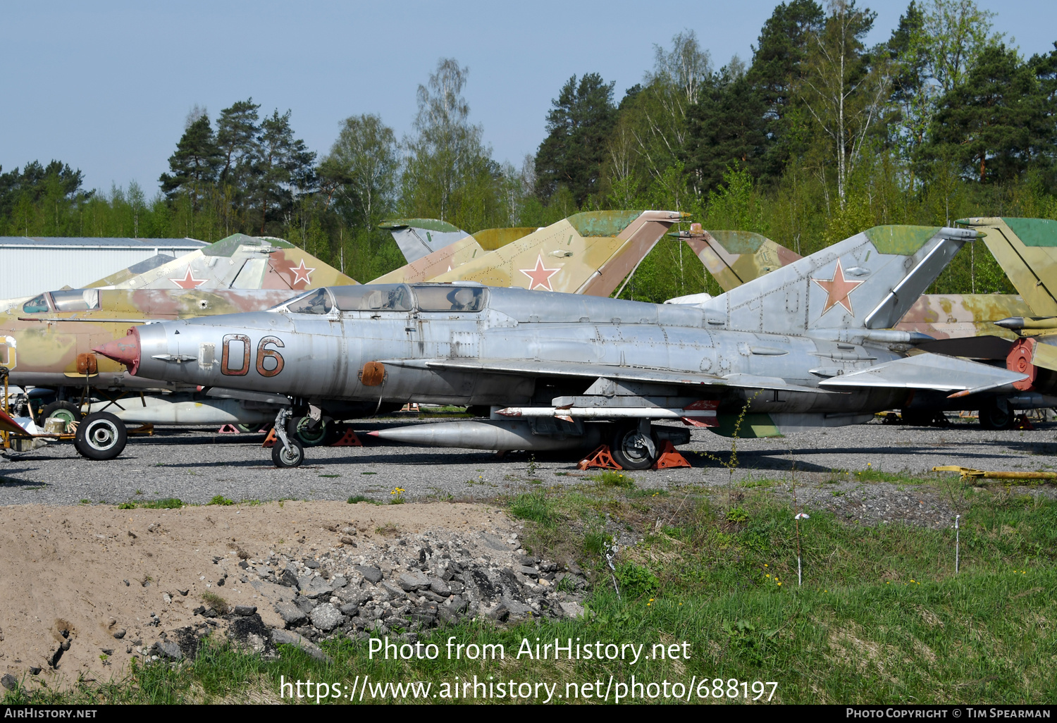 Aircraft Photo of 06 red | Mikoyan-Gurevich MiG-21US | Soviet Union - Air Force | AirHistory.net #688197