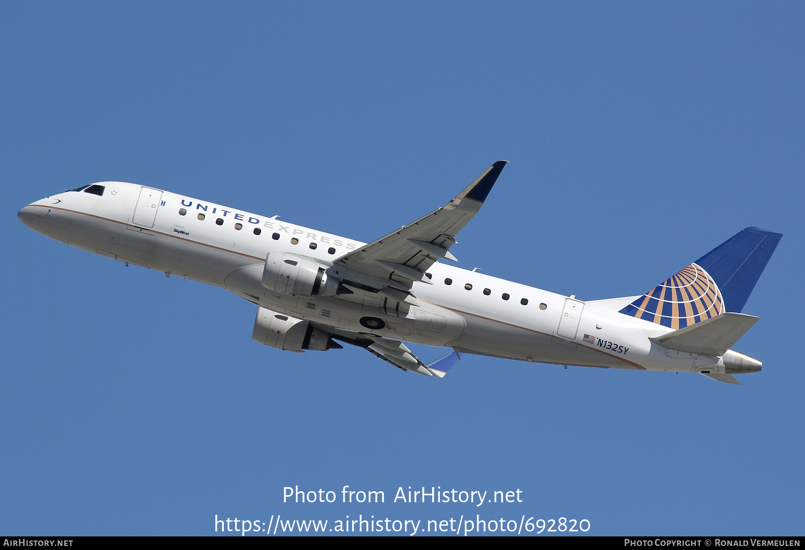 Aircraft Photo of N132SY | Embraer 175LR (ERJ-170-200LR) | United Express | AirHistory.net #692820