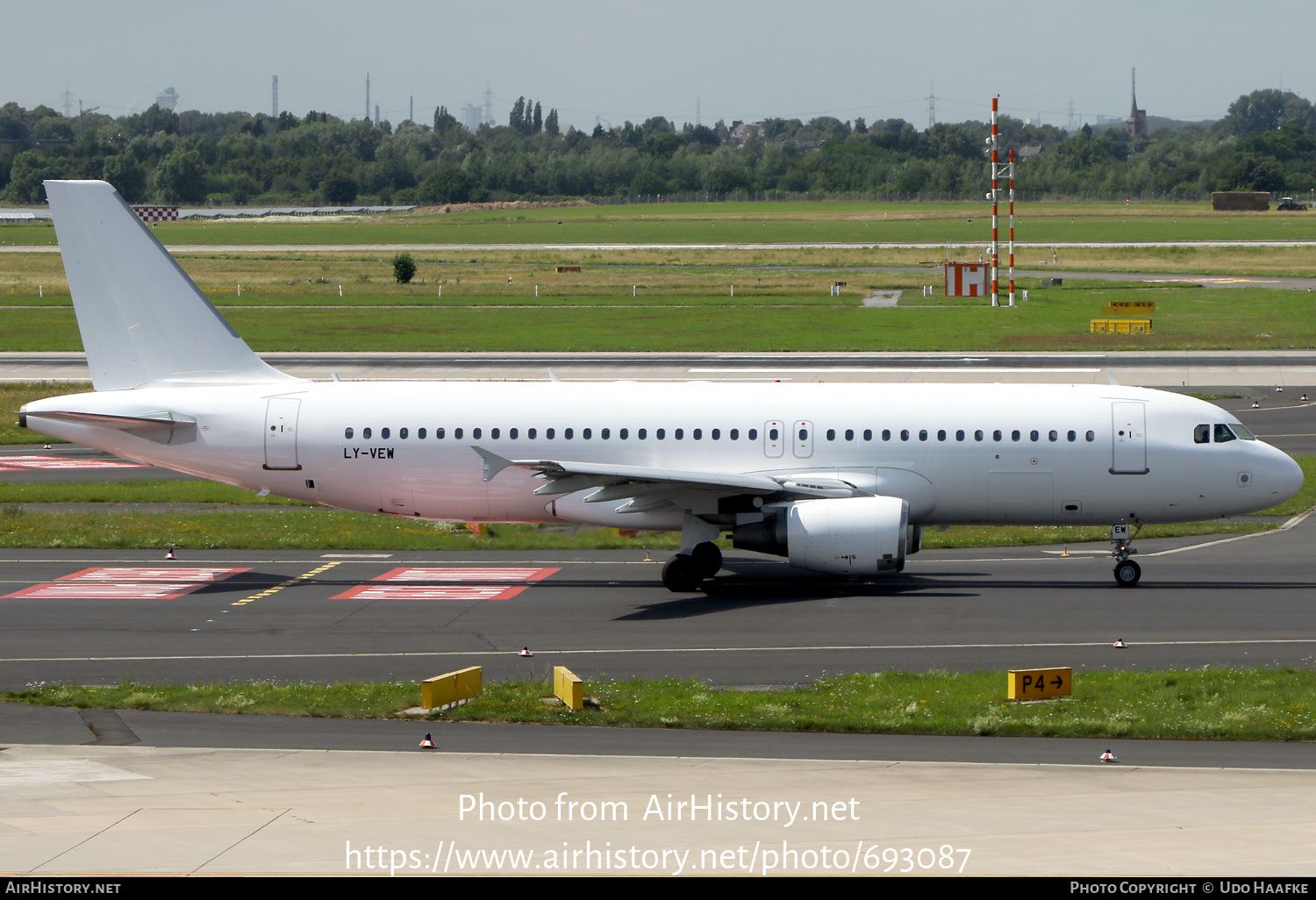 Aircraft Photo of LY-VEW | Airbus A320-214 | AirHistory.net #693087