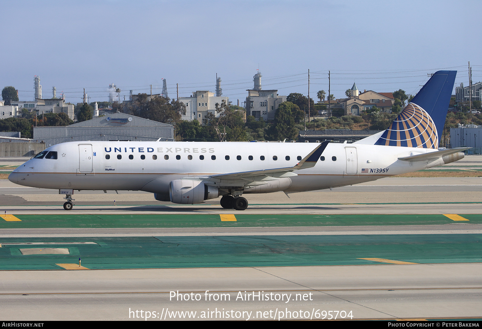 Aircraft Photo of N139SY | Embraer 175LR (ERJ-170-200LR) | United Express | AirHistory.net #695704