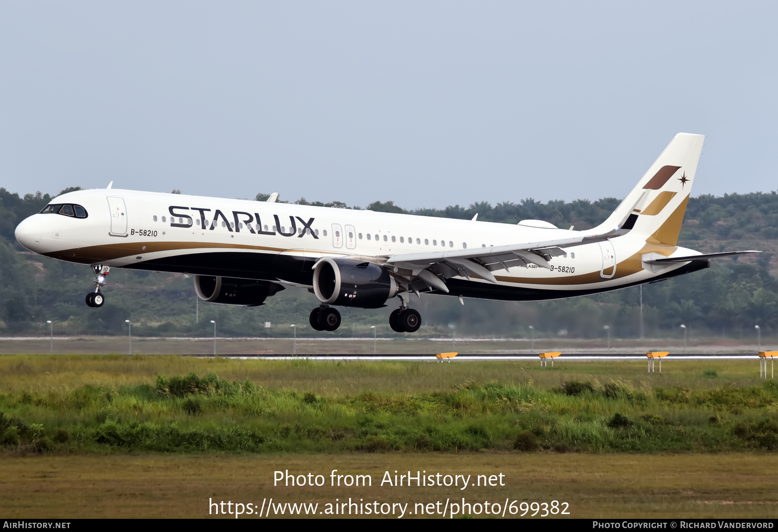 Aircraft Photo of B-58210 | Airbus A321-252NX | Starlux Airlines | AirHistory.net #699382