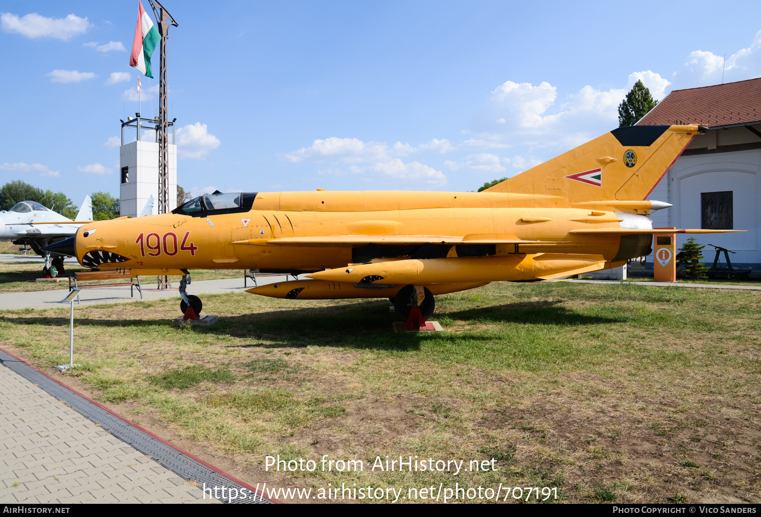 Aircraft Photo of 1904 | Mikoyan-Gurevich MiG-21bis | Hungary - Air Force | AirHistory.net #707191