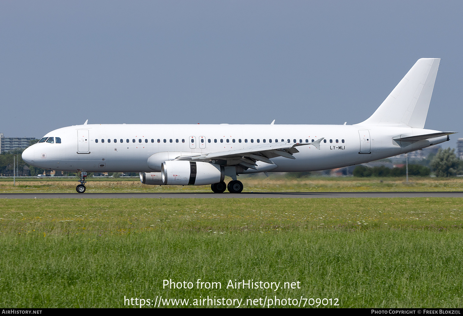 Aircraft Photo of LY-MLI | Airbus A320-232 | Avion Express | AirHistory.net #709012