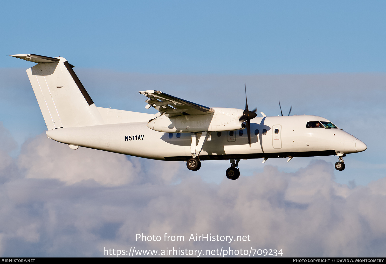 Aircraft Photo of N511AV | De Havilland Canada DHC-8-103 Dash 8 | AirHistory.net #709234