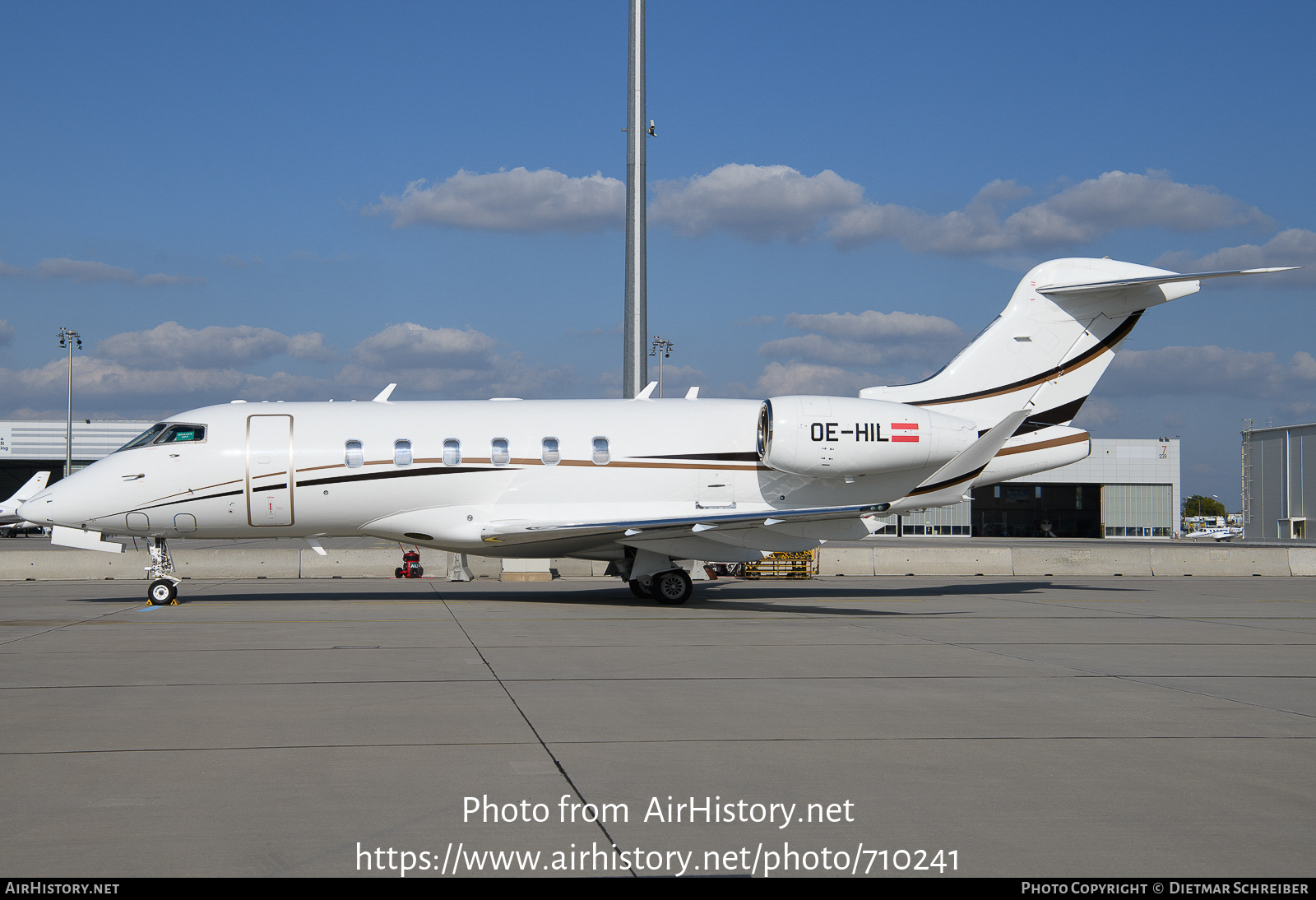 Aircraft Photo of OE-HIL | Bombardier Challenger 350 (BD-100-1A10) | AirHistory.net #710241