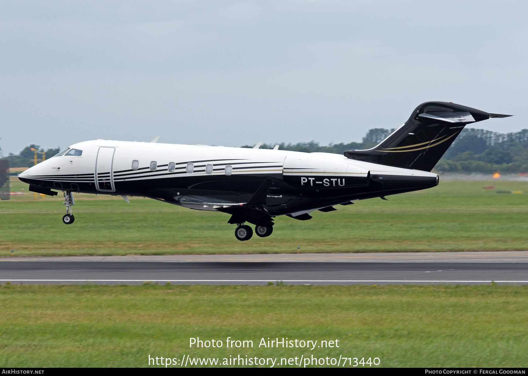 Aircraft Photo of PT-STU | Bombardier Challenger 300 (BD-100-1A10) | AirHistory.net #713440